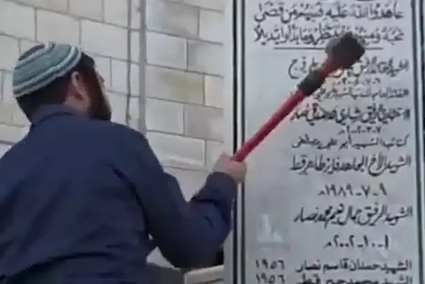 VÍDEO: Em ato de vandalismo, deputado israelense destrói memorial palestino a marretadas