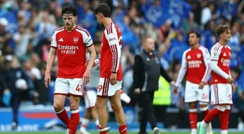 Arsenal sofre derrota pesada em Brighton e pode deixar fugir Manchester City