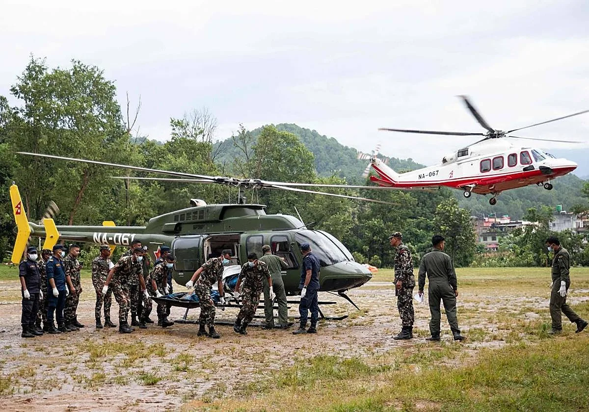 Rescate de supervivientes contra el reloj en Nepal: 100 trabajadores continúan atrapados en un túnel hidroeléctrico