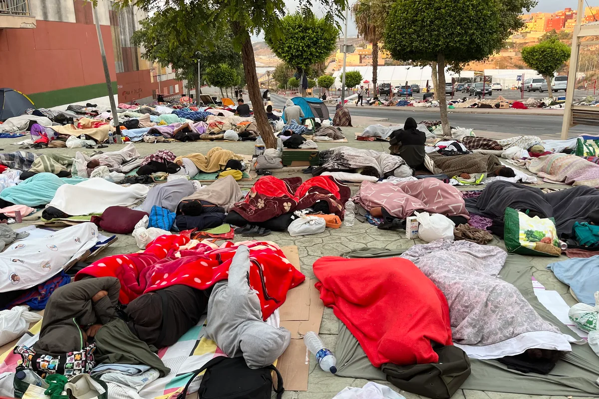 La policía traslada a cientos de migrantes de Ceuta a una nueva instalación acondicionada