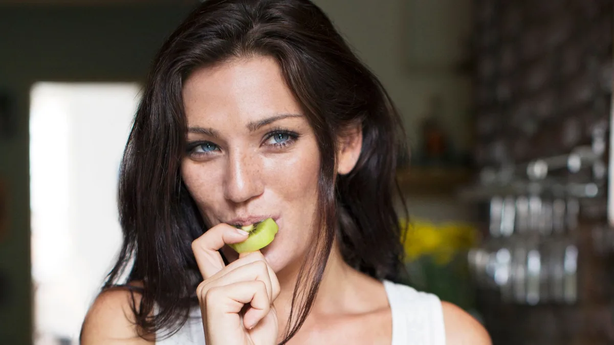 Salena Sainz, nutricionista, sobre comer un kiwi todos los días: "Contiene una enzima que ayuda a descomponer las proteínas y puede favorecer la digestión"