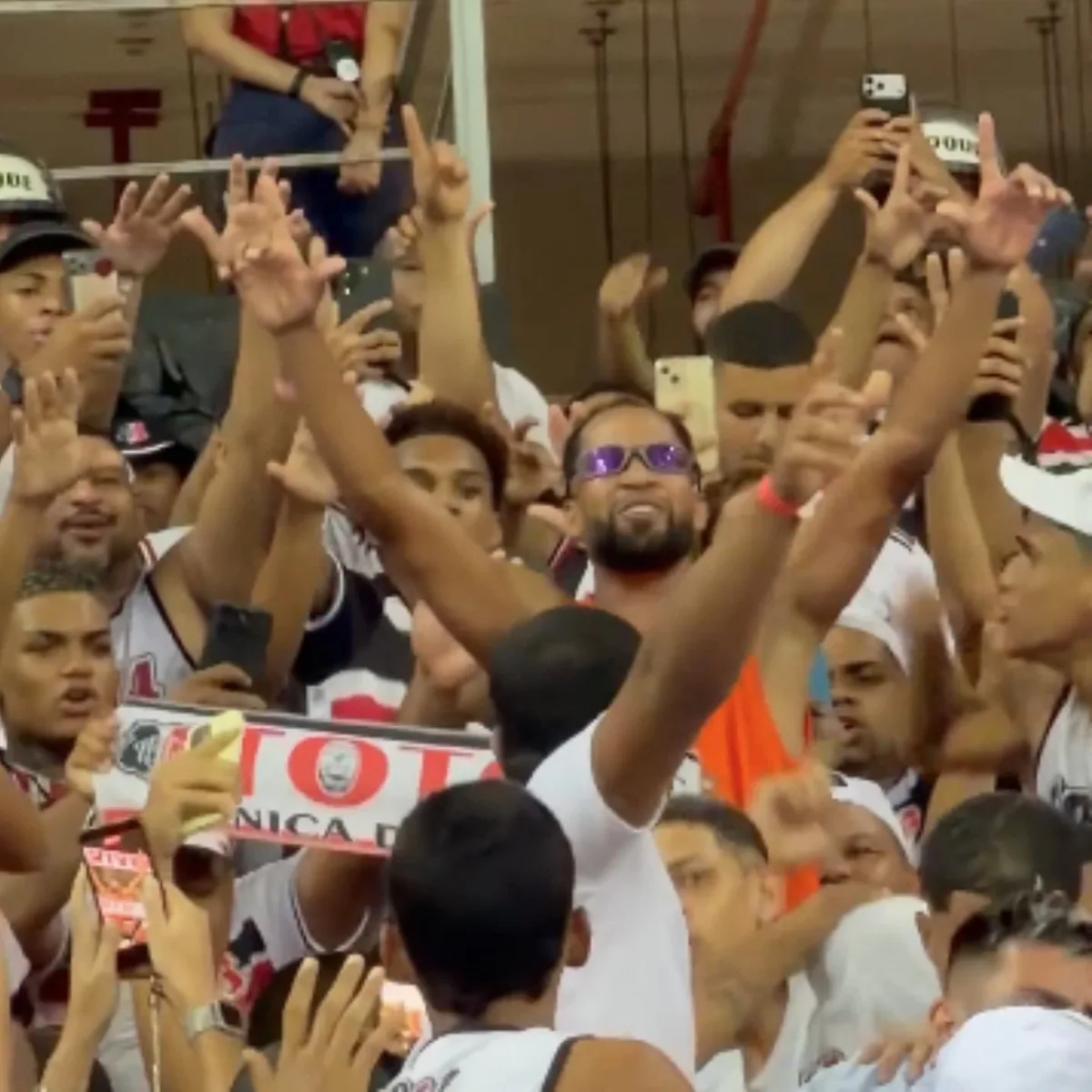 Atacante Everaldo comemora vitória do Santa Cruz no meio da torcida; veja vídeo