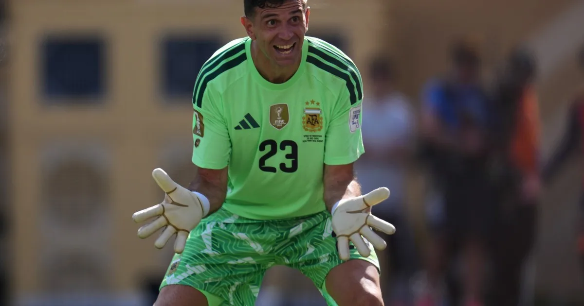 Un histórico de la Premier League advirtió el Chelsea sobre el fichaje de Emiliano Martínez: “Necesitan parar y pensarlo de nuevo”