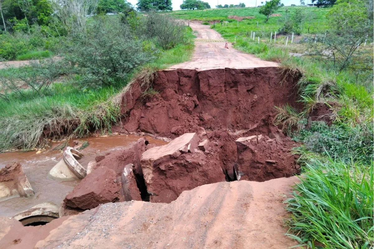 Ponte desaba e deixa moradores ilhados em condomínio de luxo pela 2ª vez em MS; VÍDEO