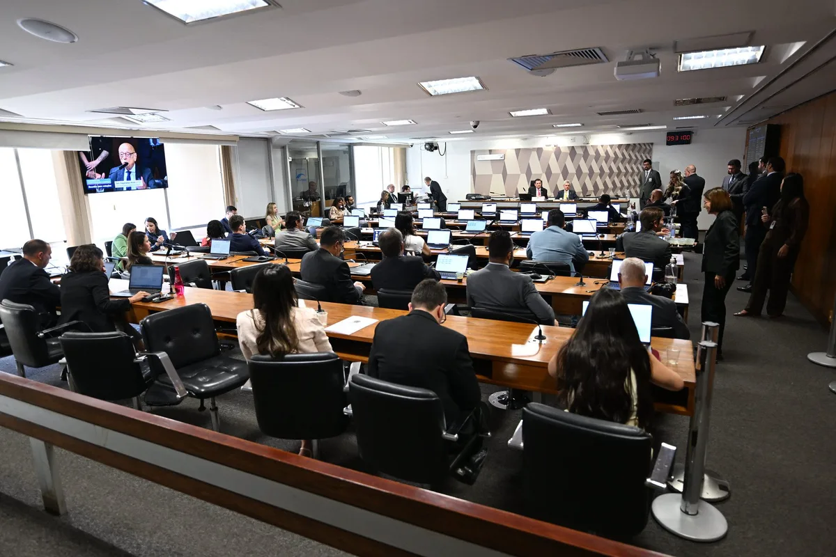 Oposição apresenta emendas para reverter, flexibilizar ou adiar fim da escala 6×1