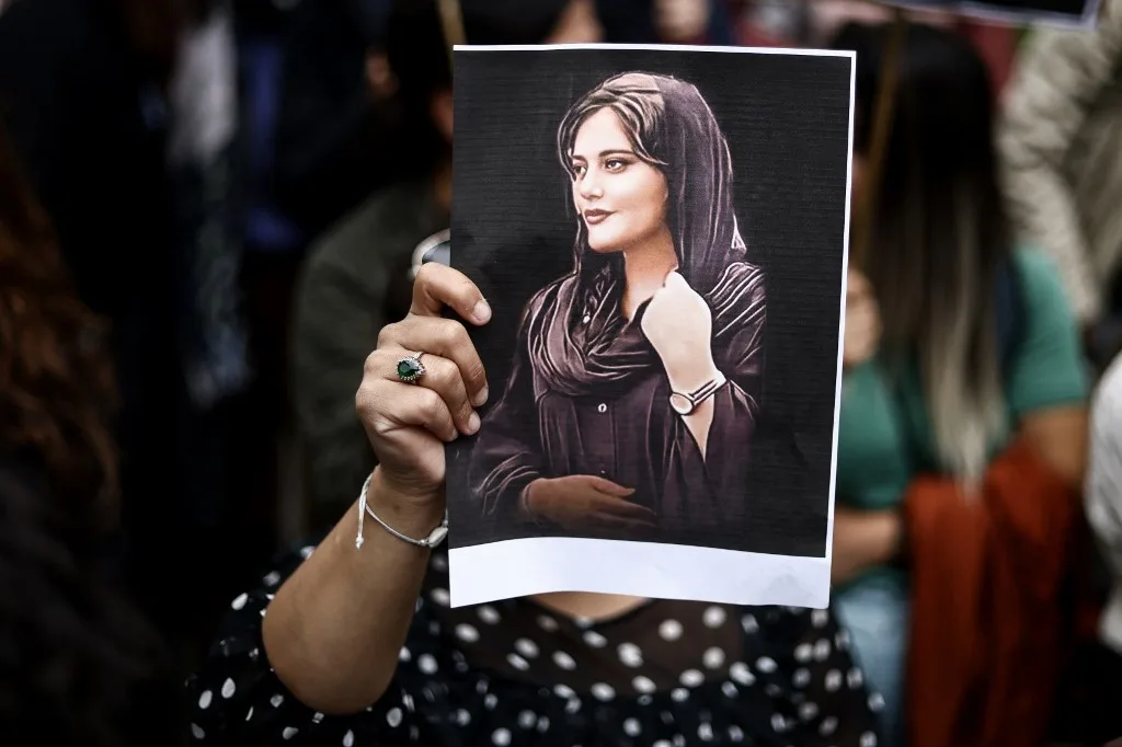 Régimen iraní impidió a la familia de Mahsa Amini celebrar un sencillo duelo en el cementerio