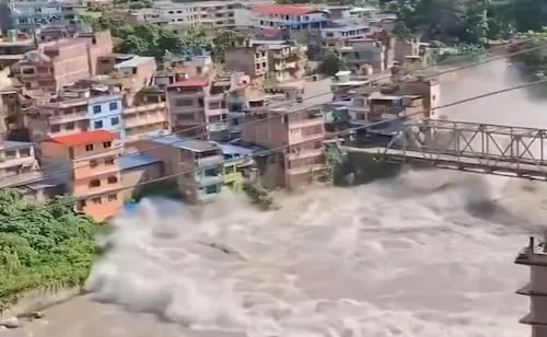 VIDEOS: Así se vio el devastador deslave en Nepal que dejó decenas de muertos y cientos de desaparecidos; riada arrasó con pueblos