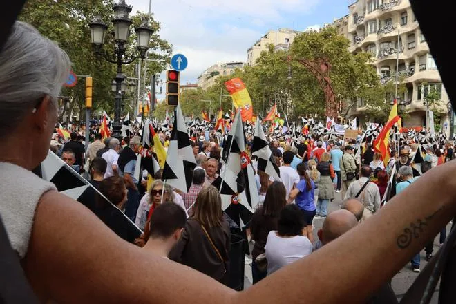 PP y Vox llevan la crisis de Ceuta a las calles de Barcelona en la manifestación por el 12-O