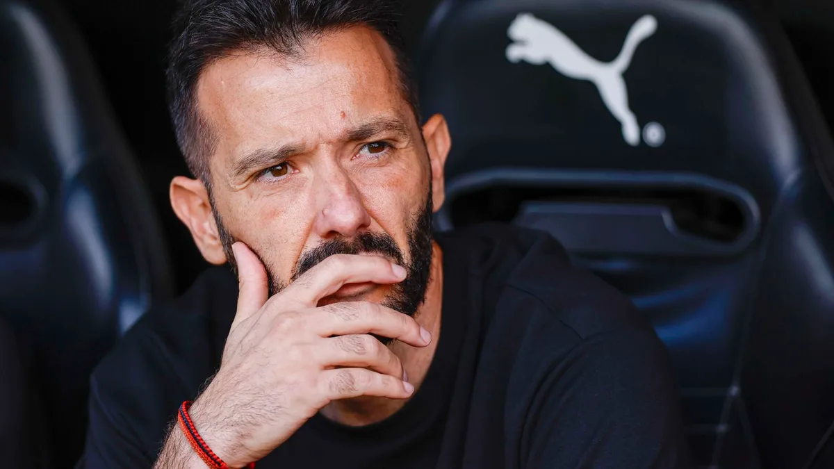 El Valencia descabeza su área deportiva y despide al entrenador Carlos Corberán y al CEO Ron Gourlay