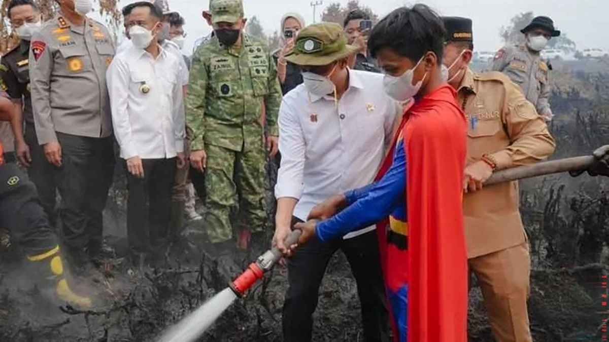 Feuer in Indonesien: Junger Superman kämpft auf Borneo gegen Waldbrände