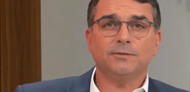 Por que entrevista de Flávio Bolsonaro na Globo começa mais tarde que outros candidatos?