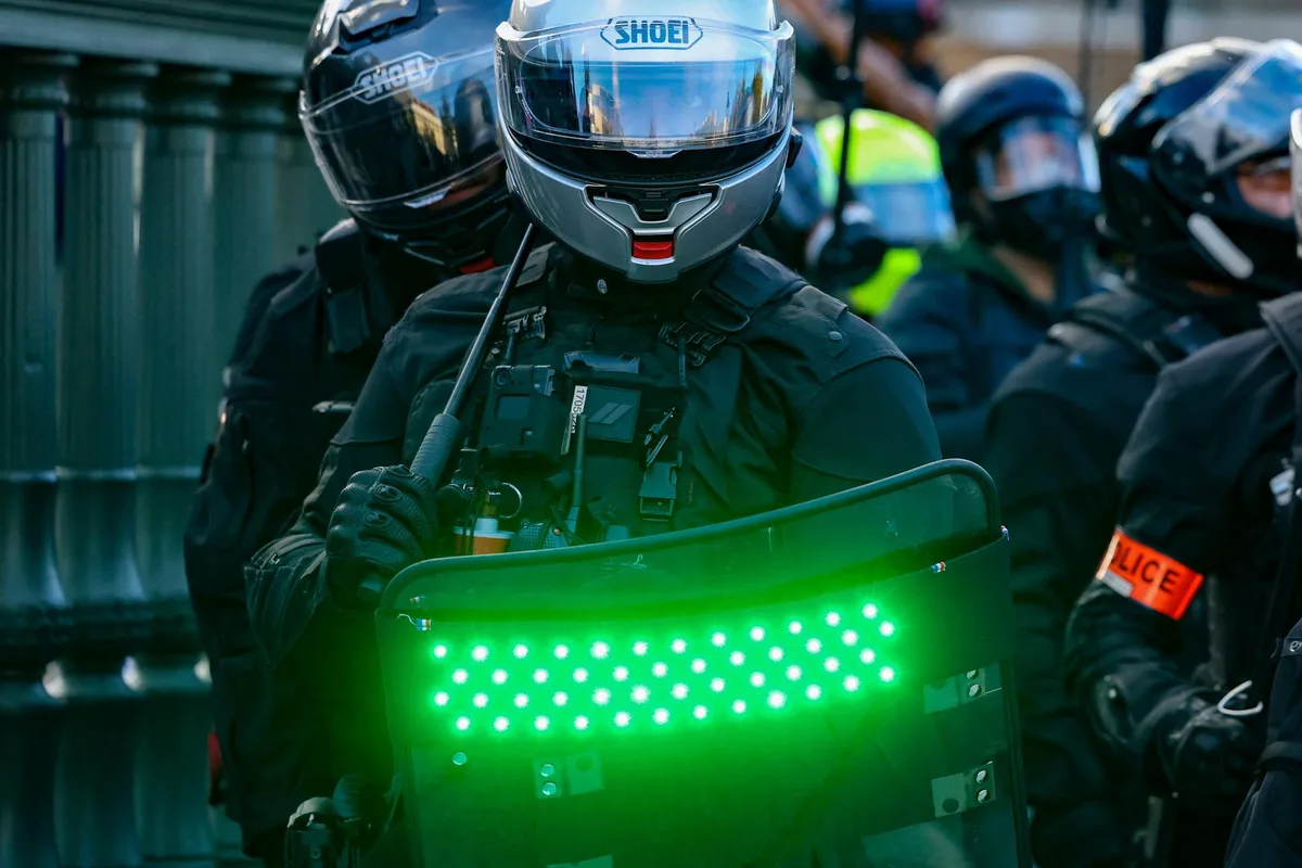 Boucliers stroboscopiques : quel est ce nouveau dispositif utilisé par la police qui inquiète Reporters sans Frontières et la Ligue des Droits de l’Homme ?