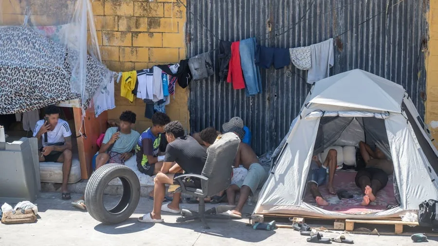 Migrationskrise in Spanien: Ceuta: Demonstranten legen Feuer in Migrantenlager