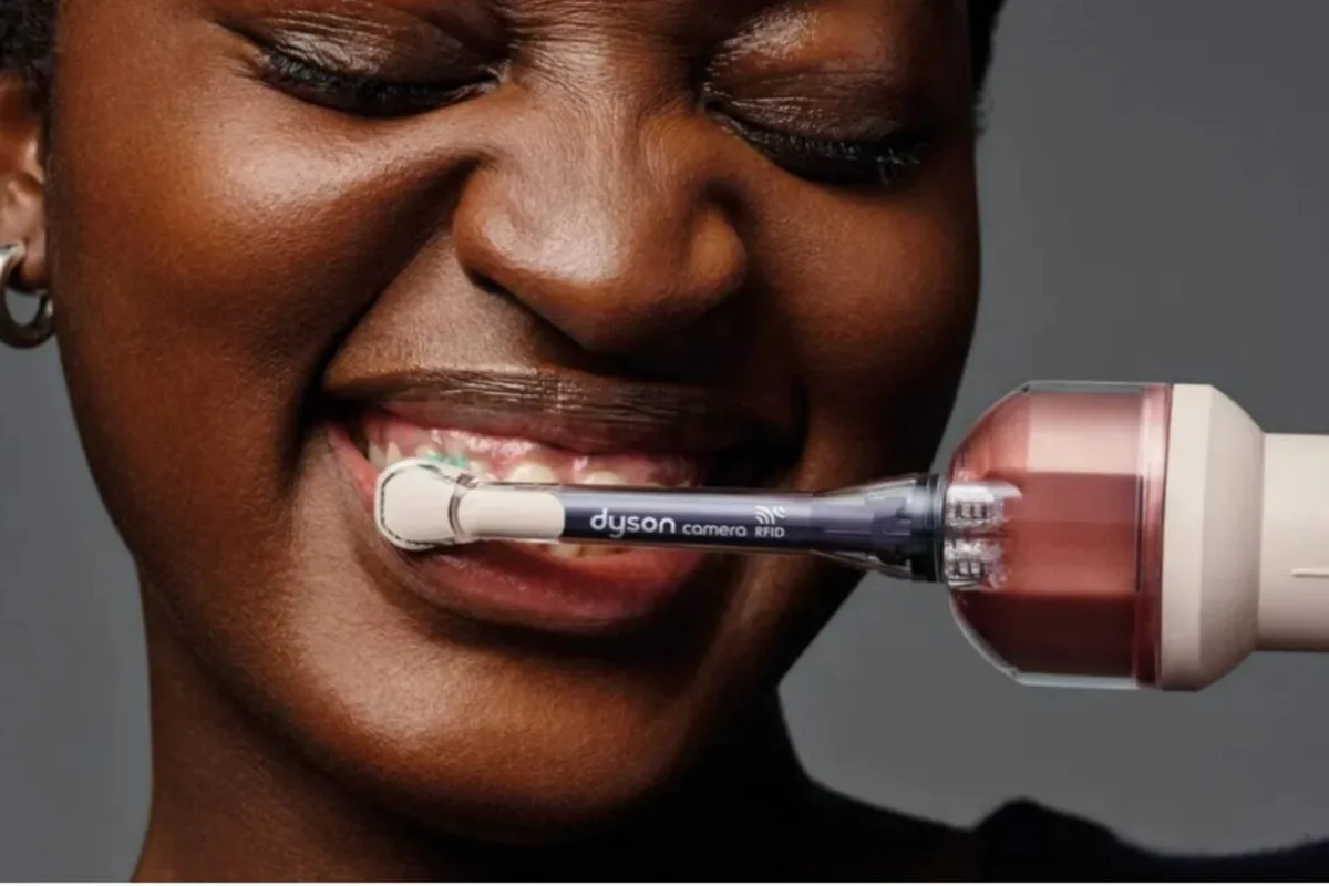 Dyson dévoile la CameraJet, la brosse à dents qui filme l’intérieur de votre bouche