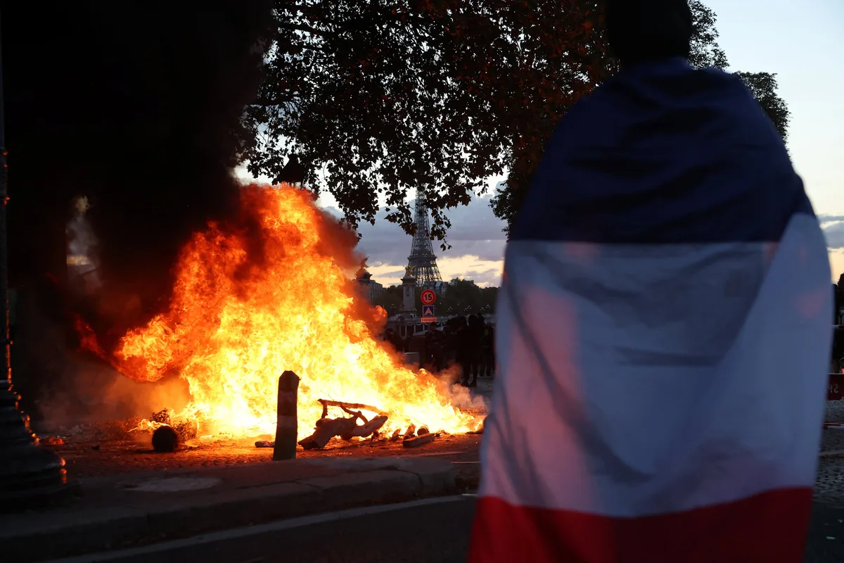 Emmanuel Macron advirtió que los autores de las violentas protestas en Francia “serán perseguidos y castigados”