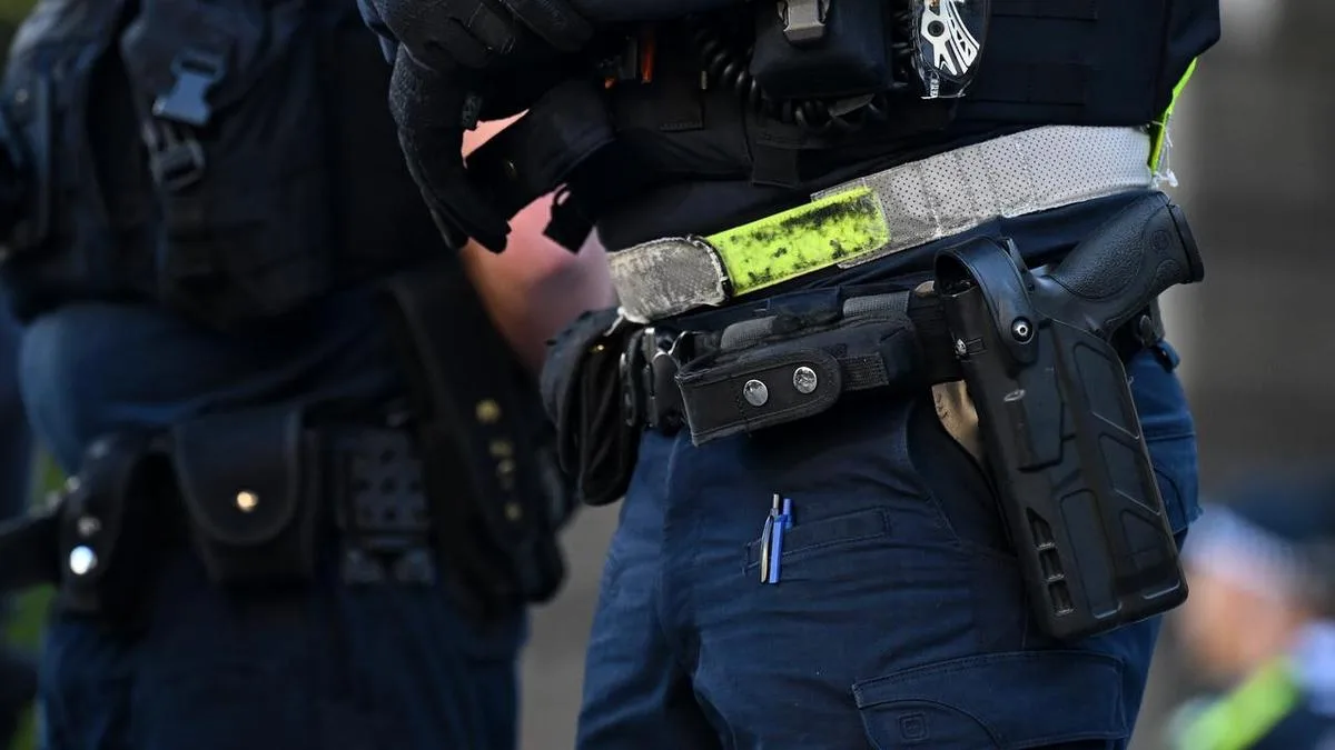 Minister defies premier on armed Jewish security group