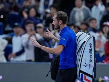 Medvedev advances at Shanghai in his first match since his China Open disqualification