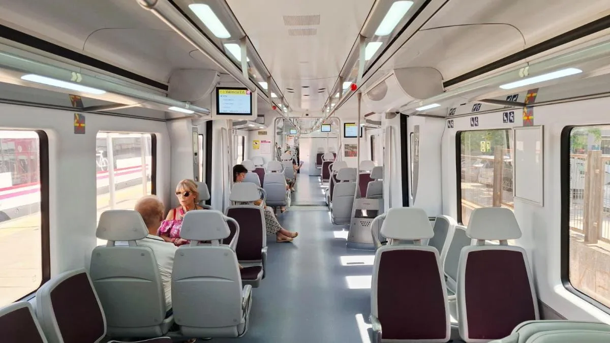 El PP y Compromís cargan contra Puente por la entrega de trenes usados 23 años en Madrid