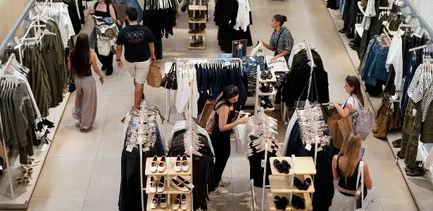 Comércio encolhe 0,8% em julho, com vendas menores de móveis e livros