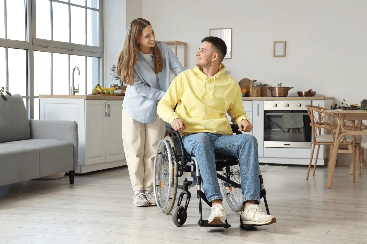 7 adaptações simples na rotina de quem cuida de uma pessoa com mobilidade reduzida