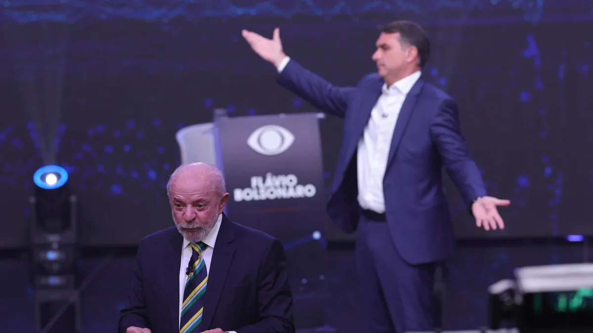 Debate presidencial no Brasil marcado por poucas propostas e muitas acusações entre Flávio Bolsonaro e Lula da Silva