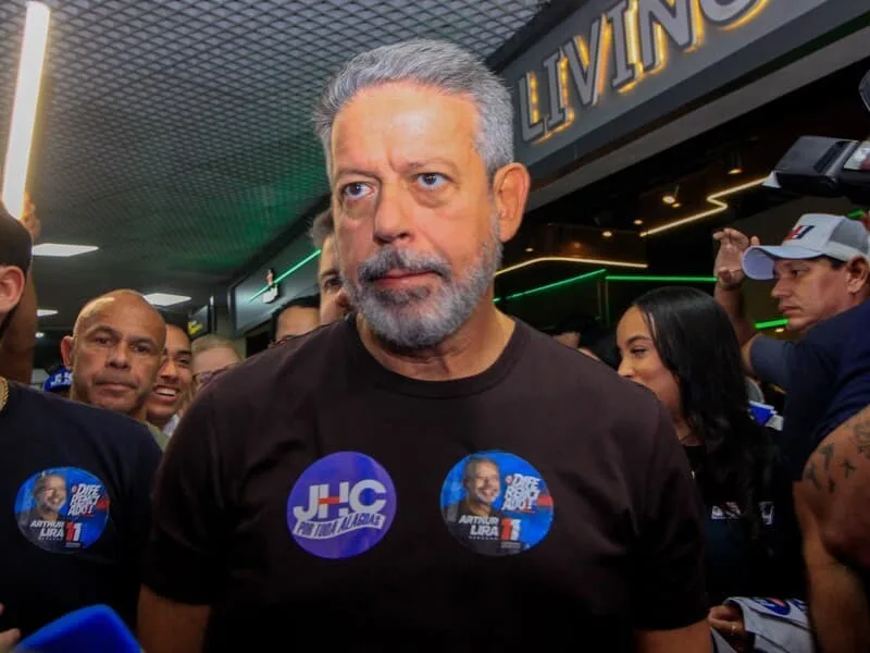 TRE/AL manda retirar menções a Lira de matérias sobre festa de Vorcaro