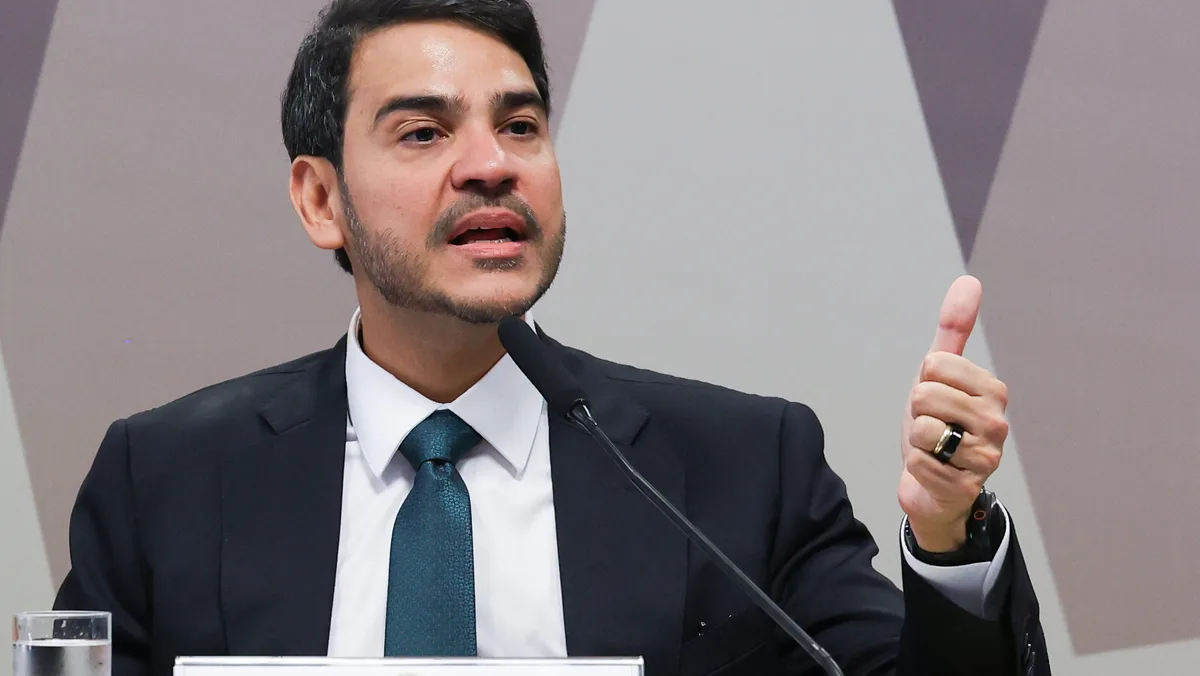 Messias se engaja na campanha desesperada de Lula