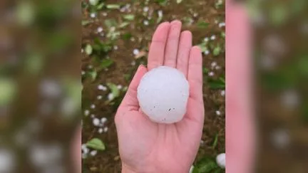 Grêlons de 8 cm, voitures détruites, toitures arrachées, village ravagé : les images impressionnantes de l'orage supercellulaire qui a frappé la Franche-Comté