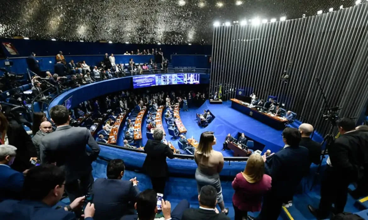 Senado vota PEC pelo fim da escala 6×1