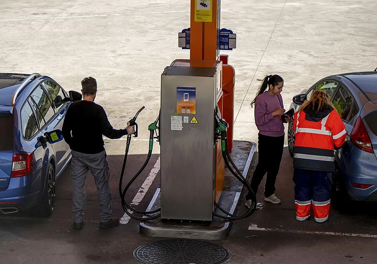 La gasolina y el diésel rompen con tres meses de subidas, pero llenar el depósito sigue siendo más caro que hace un año