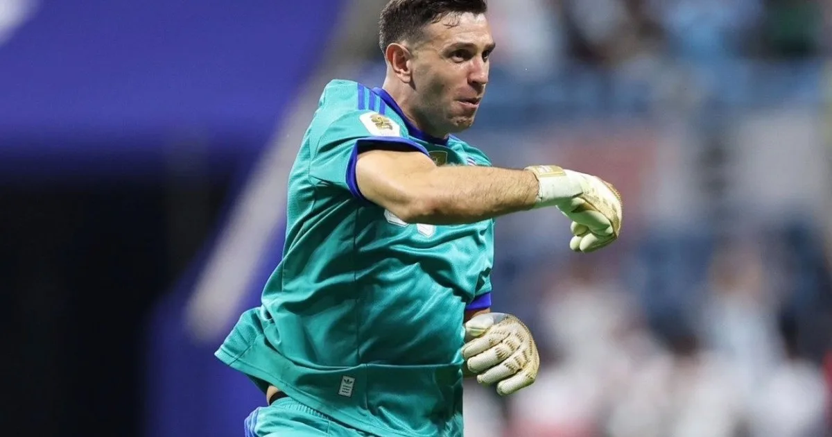 Juventus va nuevamente a la carga por el Dibu Martínez