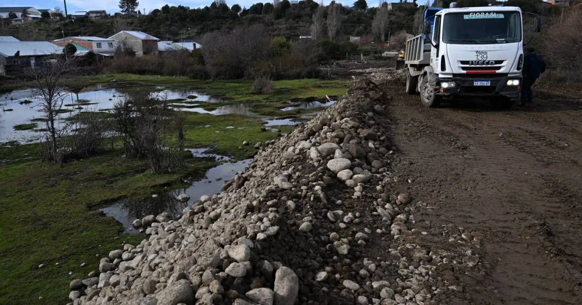 El Municipio de Bariloche abre una calle y vecinos denuncian que interviene sobre un mallín