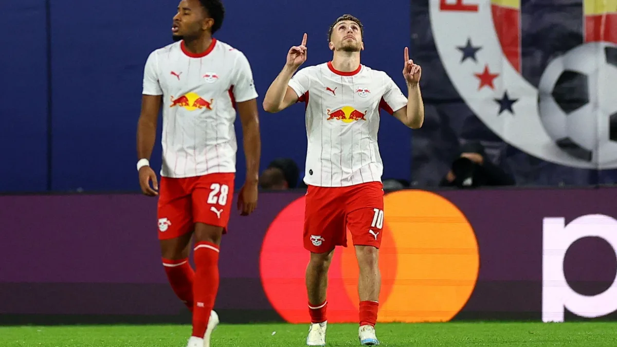 RB gegen PSV: Gruda schlenzt den Ball zum Leipziger Siegtreffer ins Toreck