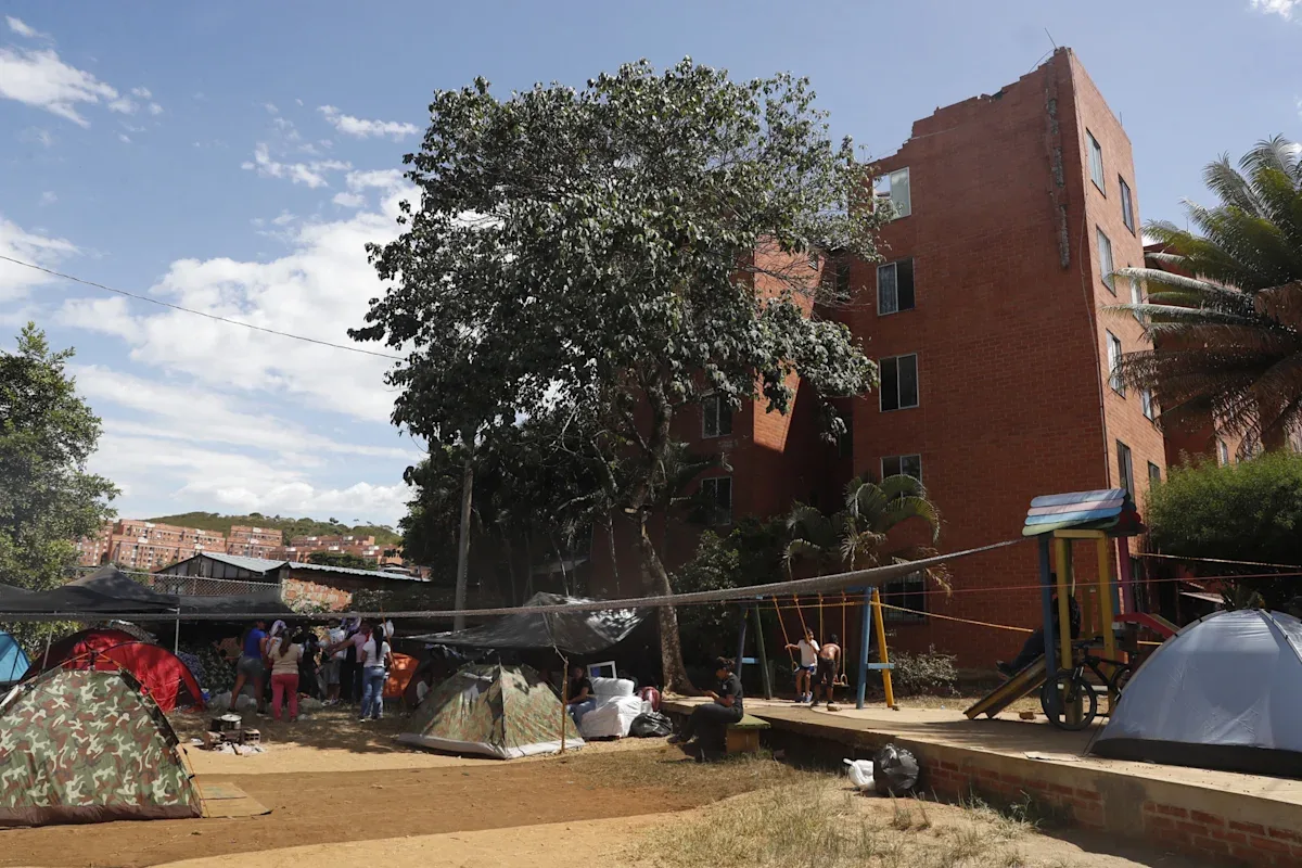 Unas 200 familias duermen en carpas en Cali por temor a colapsos de sus viviendas tras el devastador terremoto
