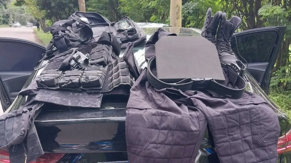 PM faz buscas em Vargem Grande após troca de tiros com bandidos; fuzis e roupas táticas são achados