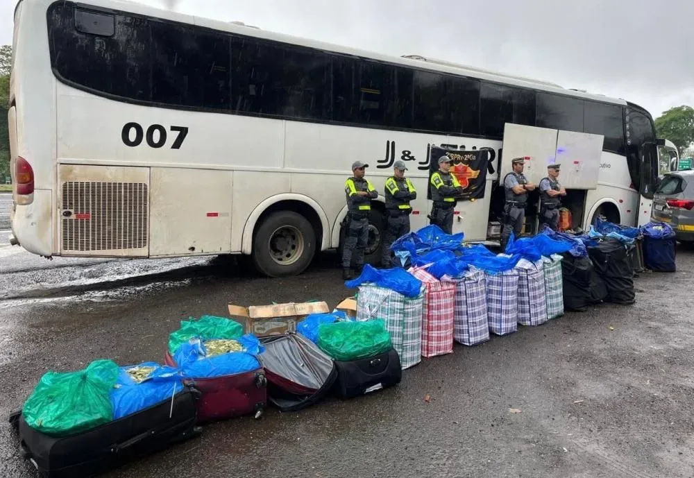 Ônibus que saiu de MS levava carga recorde de 746 kg de folhas de coca