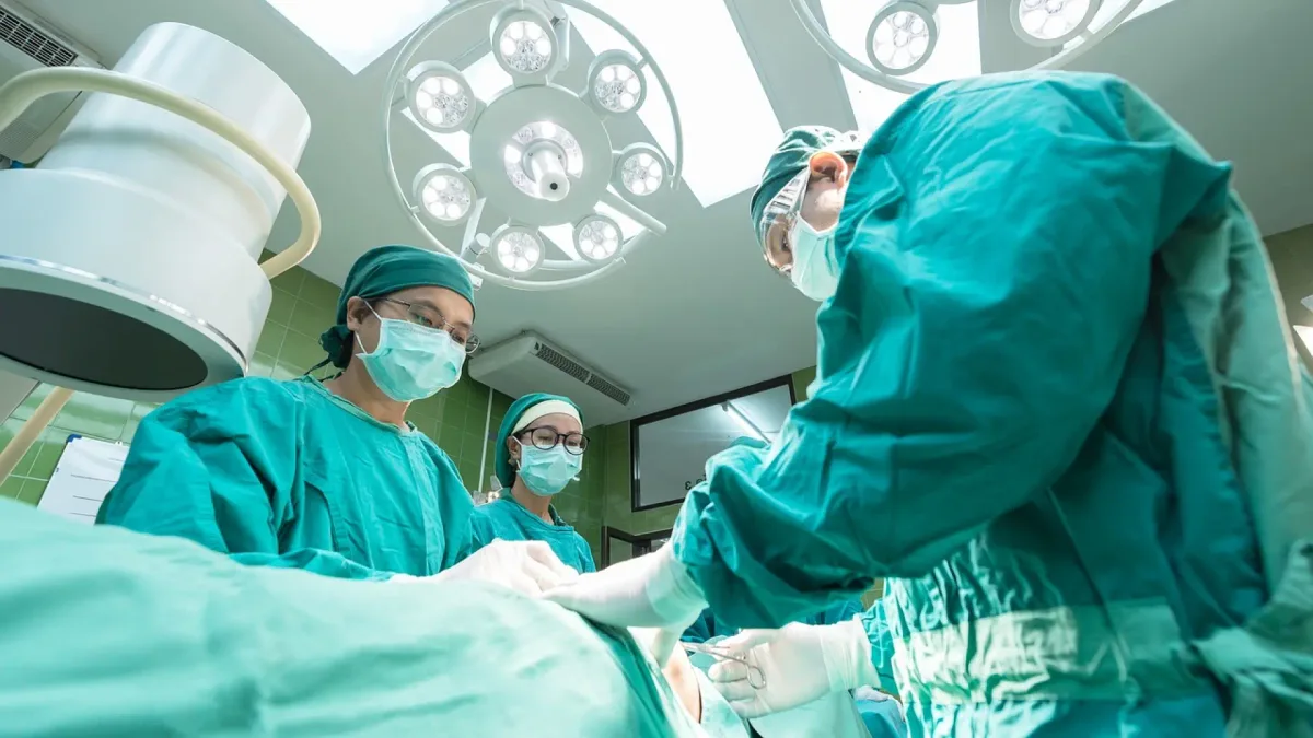 Primera cirugía cerebral del mundo asistida con IA en tiempo real: evita que un paciente quede ciego