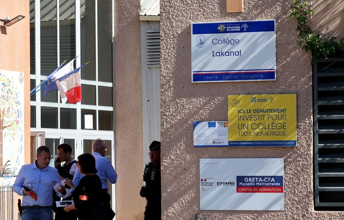 Fusillade dans un collège à Aubagne : « Un acte héroïque »… Que sait-on du CPE qui a désarmé l’élève ?