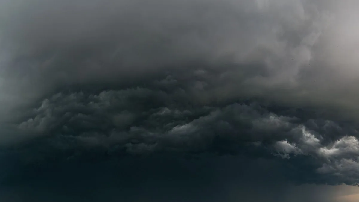 Tempestades avançam sobre 7 estados com alerta para chuva, granizo e ventos de até 60 km/h antes da chegada de frente fria ao Brasil