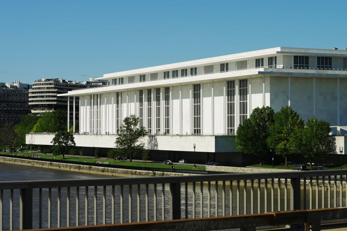 El Departamento de Justicia posterga la restauración del nombre de Donald Trump en el Kennedy Center