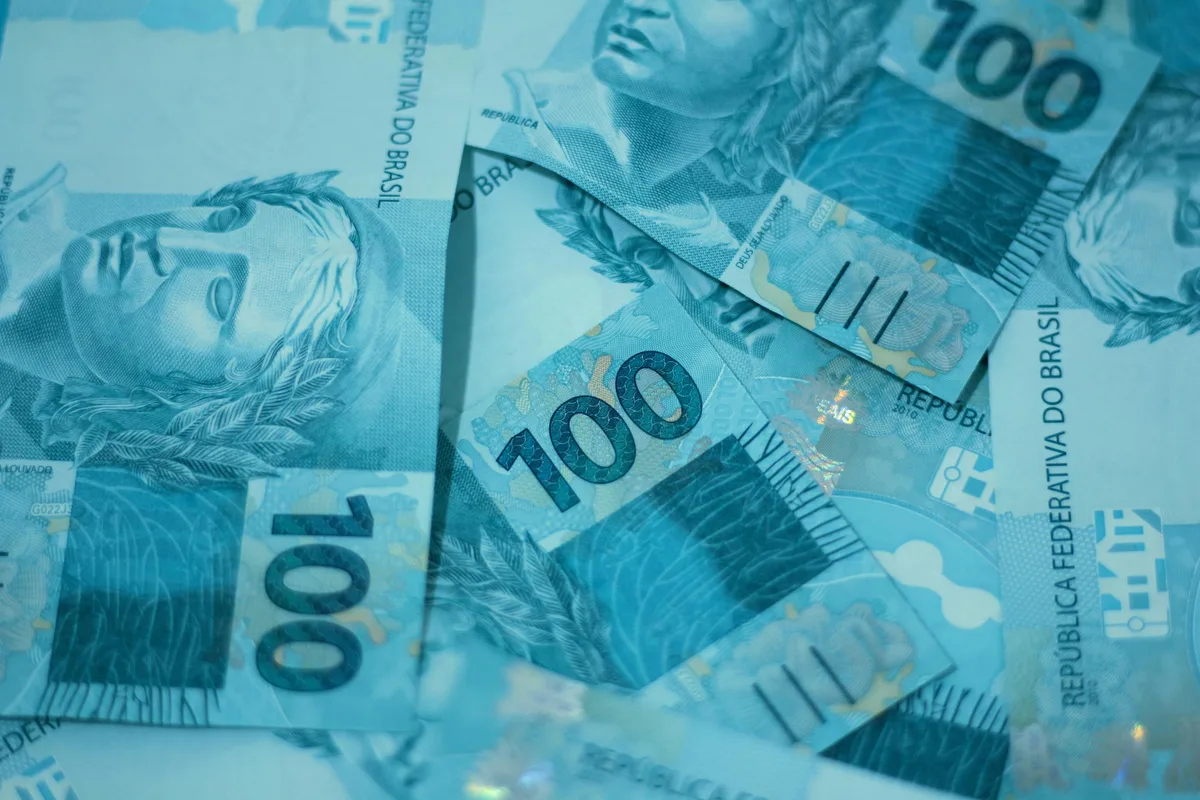 Por que as empresas costumam pagar o salário no 5° dia útil do mês?
