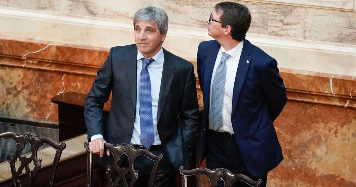 El Gobierno sostuvo el superávit en julio por un fuerte recorte de gastos y a pesar de los pagos de deuda