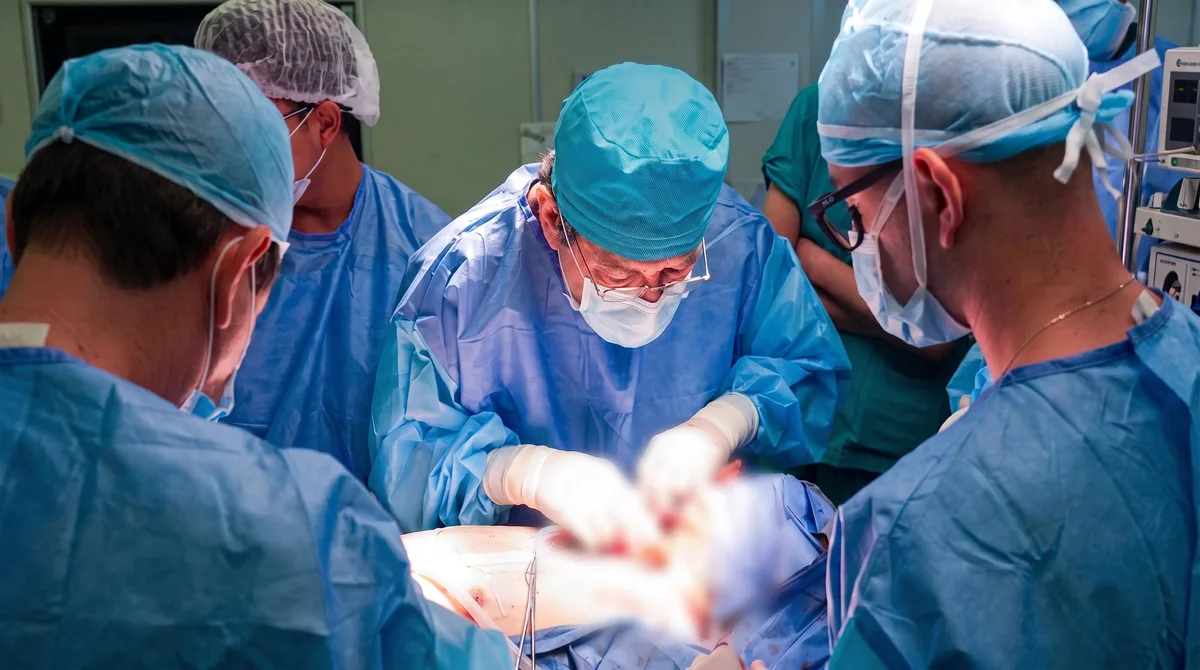 Médicos del INEN aplican inusual técnica quirúrgica para tratar cáncer de laringe avanzado y reconstruir vía respiratoria
