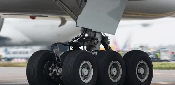 Corpo em decomposição é achado em compartimento de avião na Malásia