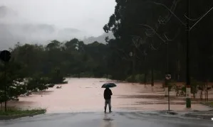 Ciclone e frente fria elevam risco de tempestades e derrubam temperaturas no Sul