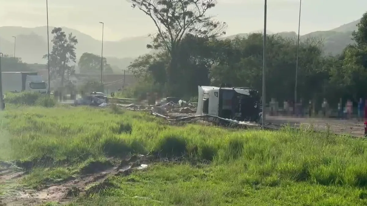 Acidente entre veículos deixa quatro mortos e 14 feridos na BR-393, em Barra do Piraí