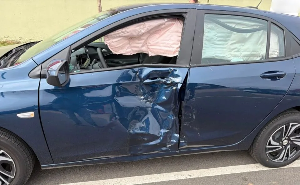 Acidente entre carro e moto deixa motociclista ferido em cruzamento no Capão da Imbuia, em Curitiba