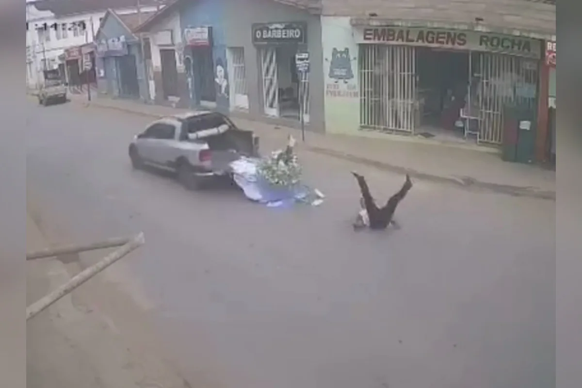MG: homem e Santa Maria Eterna saem ilesos após queda de caminhonete