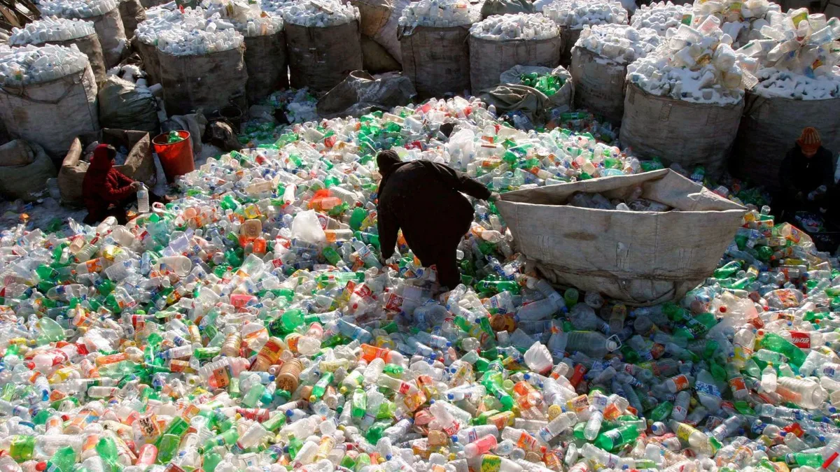 Reino Unido asegura haber desarrollado una tecnología que convierte el plástico de un solo uso contaminado en plástico reciclable