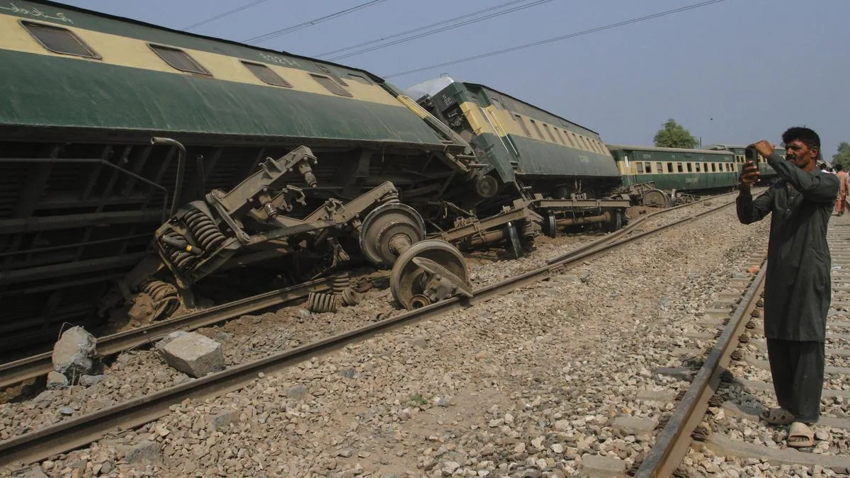 Six killed, 40 injured as passenger train derails in Pakistan